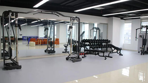 為了提升員工體驗？這家公司竟然把報告廳拆了......